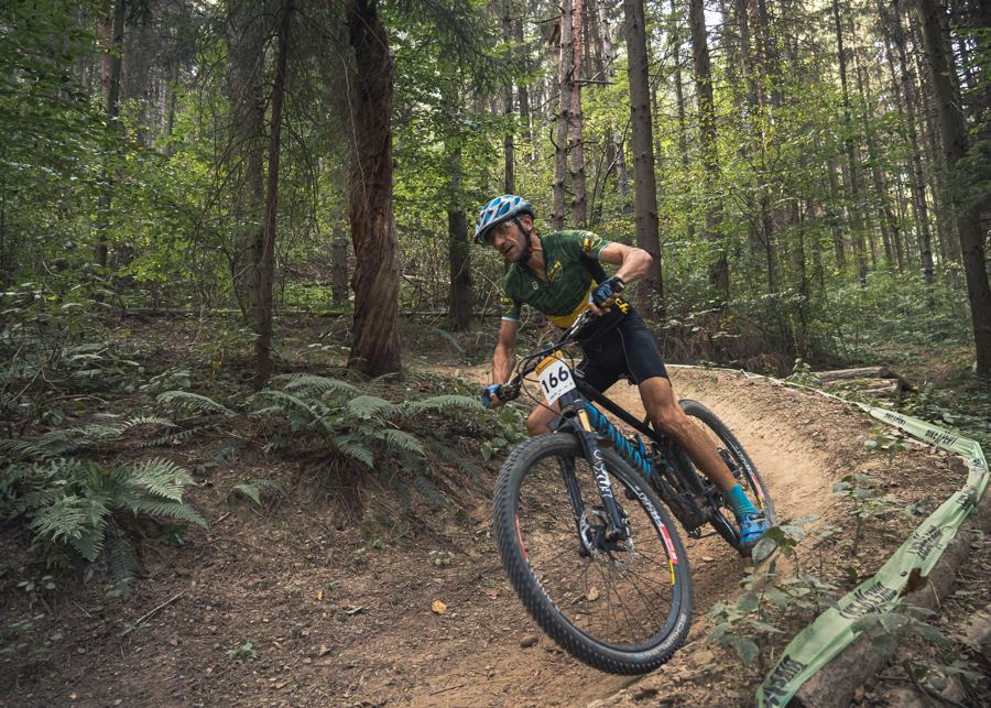 Concurent la Reșița Mountain Bike Race, într-un viraj din pădure
